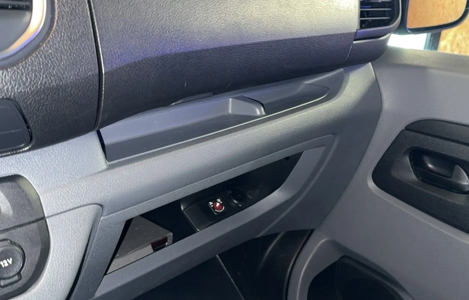 Détail de la porte passager grise d’un Opel Vivaro Combi 1.5 Diesel 2022, avec commandes de réglage des rétroviseurs.