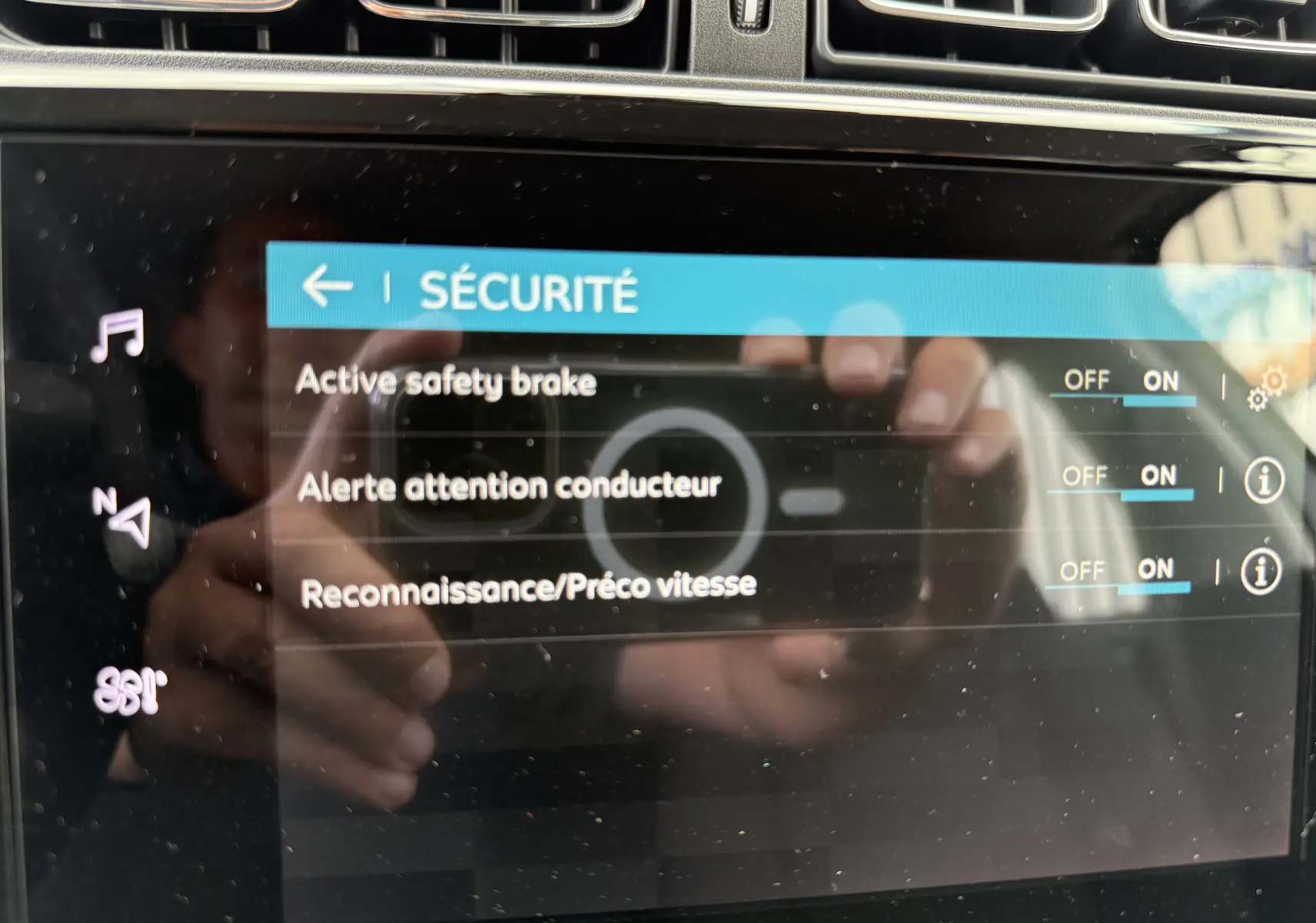 Écran tactile du système de sécurité de la Citroën C3 gris platinium 2024, affichant les options d'alerte et reconnaissance vitesse.