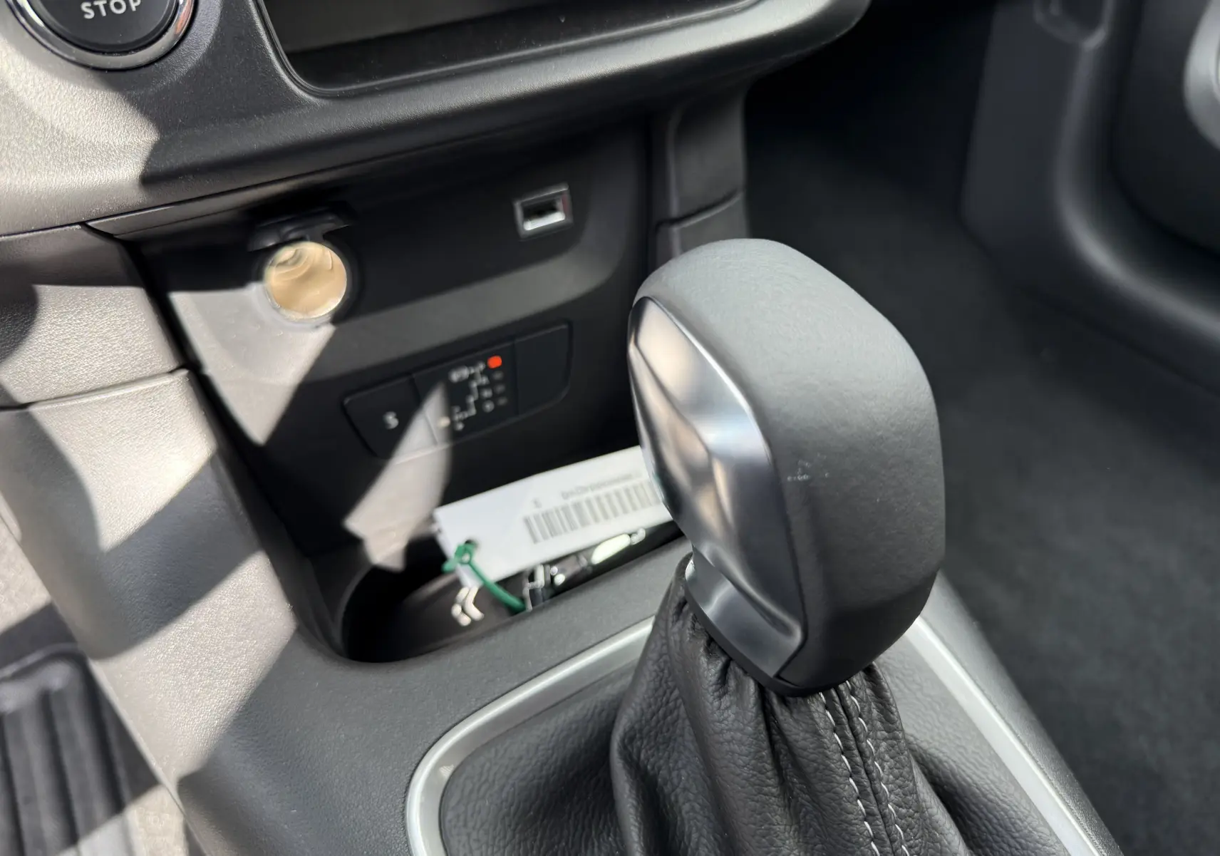 Le levier de vitesse automatique de la Citroën C3 gris platinium 2024 vu en gros plan côté console centrale.