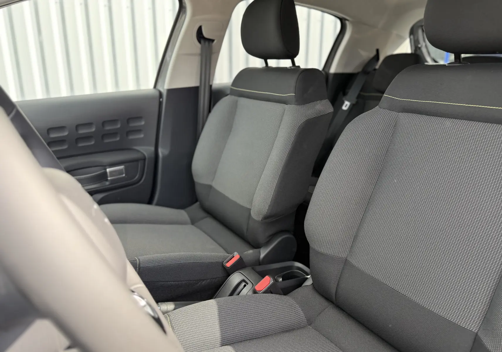 Vue intérieure des sièges avant gris foncé et clair de la Citroën C3 1.2 PureTech 110 EAT6 Max 2024.