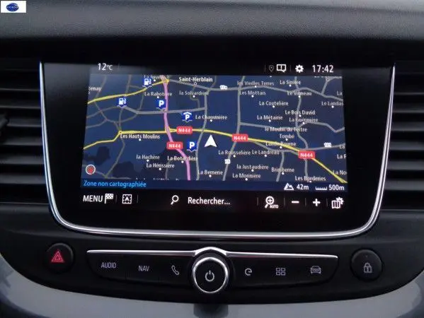 Écran tactile du système de navigation de l'Opel Grandland X 2021 affichant une carte routière détaillée.