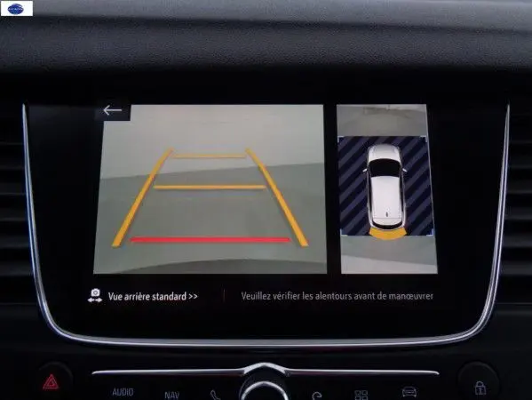 Écran de caméra de recul et vue 360° du tableau de bord d’un Opel Grandland X noir métal hybride rechargeable 2021.