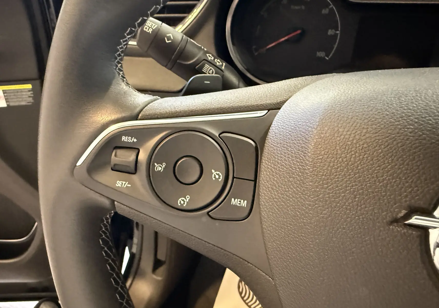 Gros plan sur les commandes de régulateur de vitesse au volant cuir noir d'un Opel Grandland X hybride rechargeable 2021.