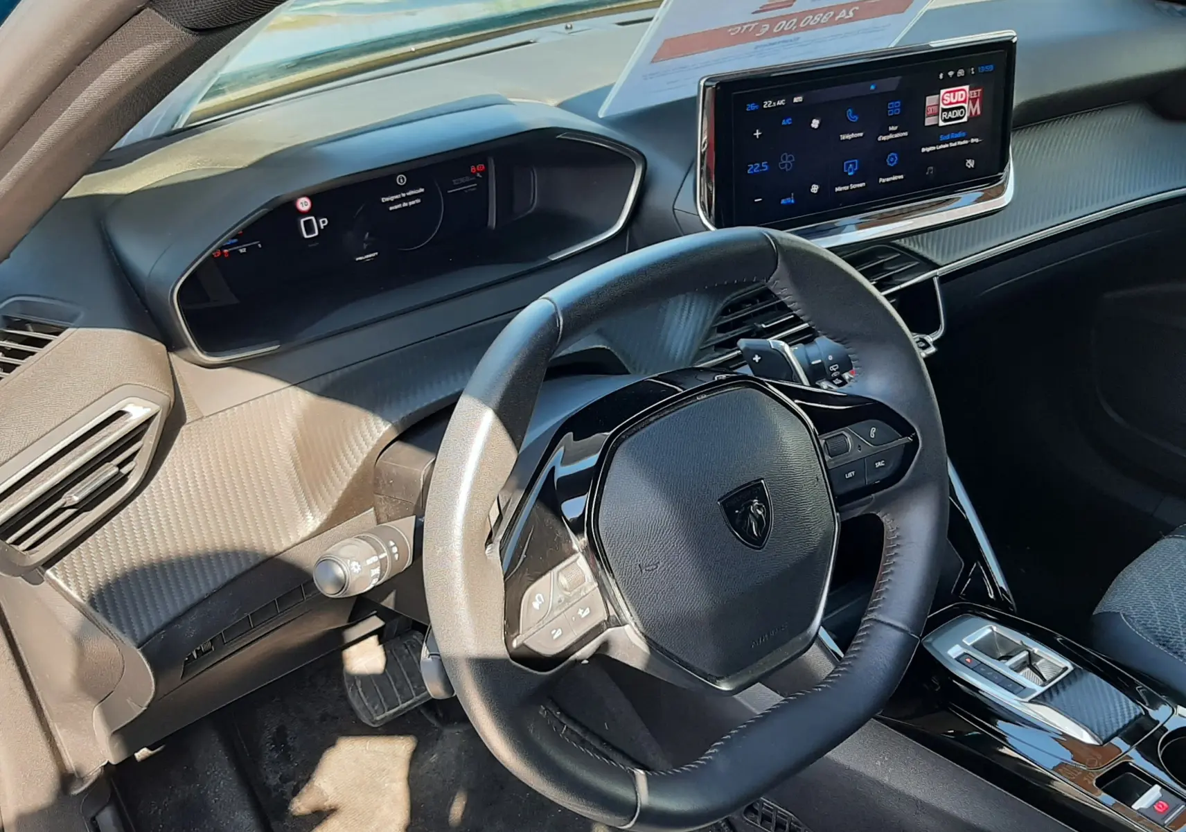 Vue intérieure côté conducteur du Peugeot 2008 Hybrid 145 Allure 2025, tableau de bord numérique et écran tactile central visibles.