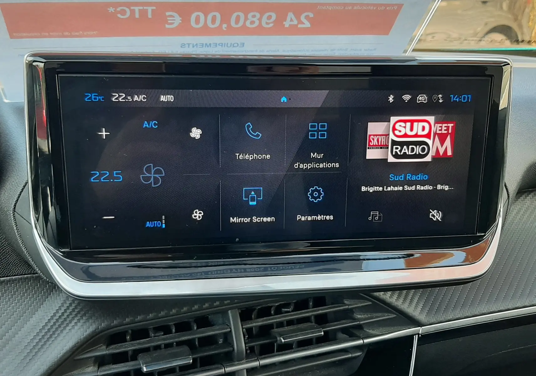 Écran tactile central du tableau de bord du Peugeot 2008 Hybrid 145 Allure, affichant la climatisation et la radio.