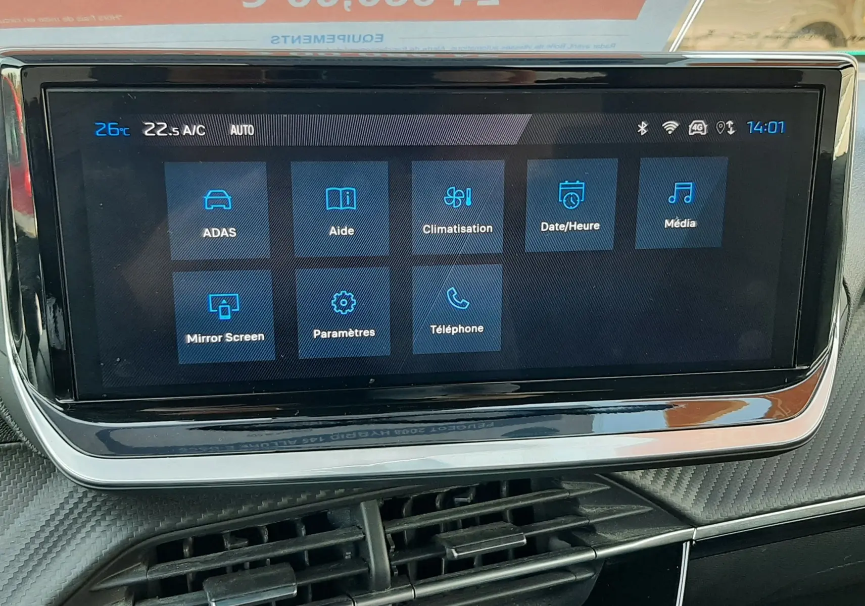 Écran tactile central du tableau de bord du Peugeot 2008 Hybrid 145 Allure, affichant le menu principal, intérieur gris.
