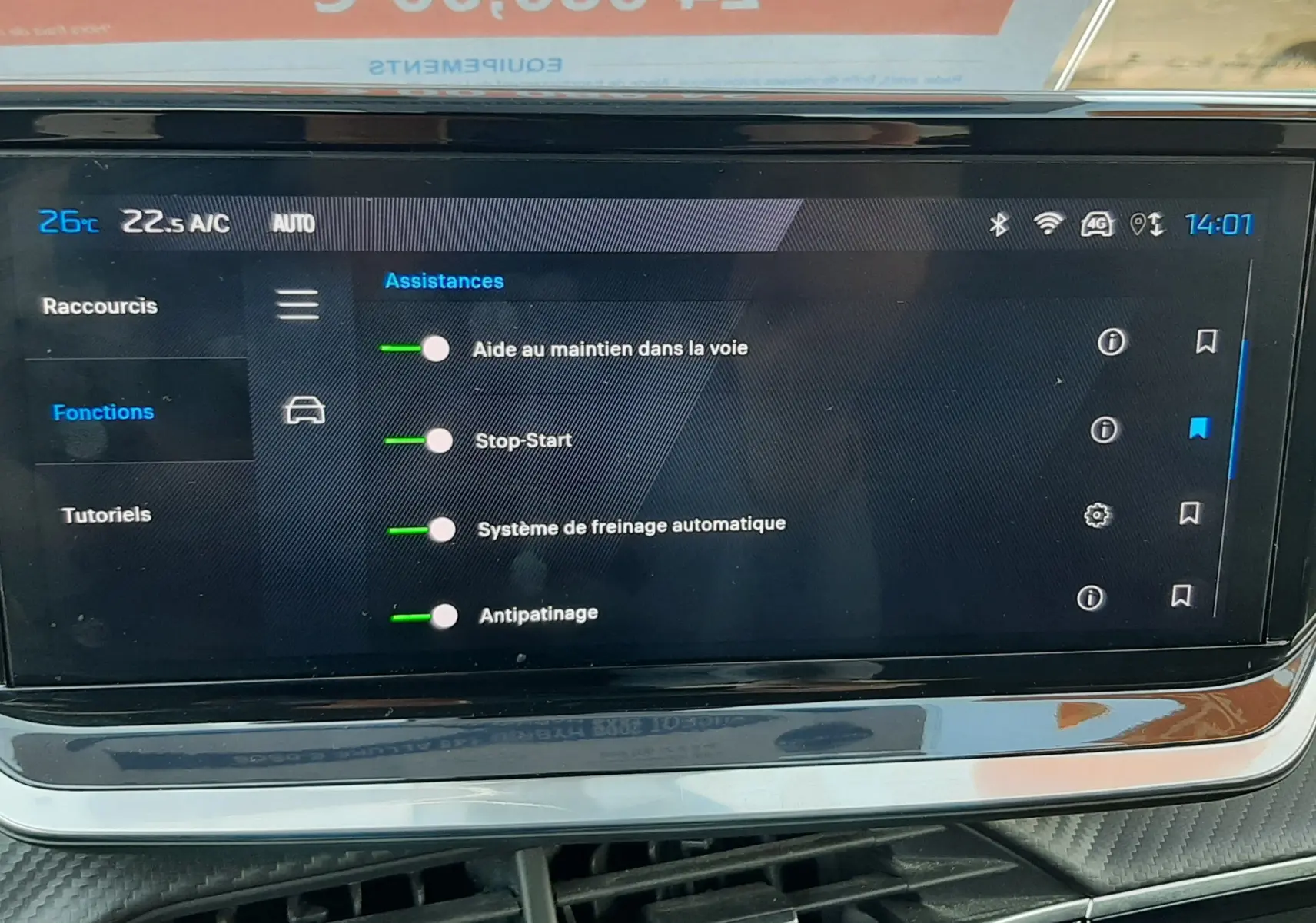 Écran tactile central du Peugeot 2008 Hybrid 145 Allure en bleu obsession, affichant les assistances à la conduite.