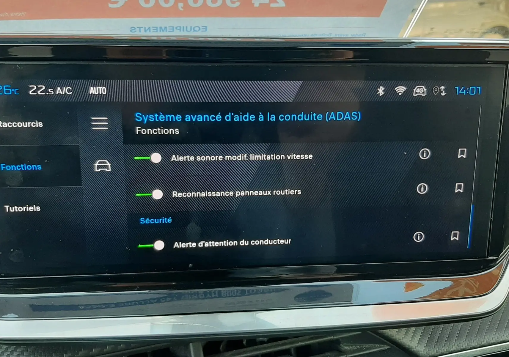 Écran tactile central du Peugeot 2008 Hybrid 145 Allure 2025 montrant les réglages du système avancé d’aide à la conduite.
