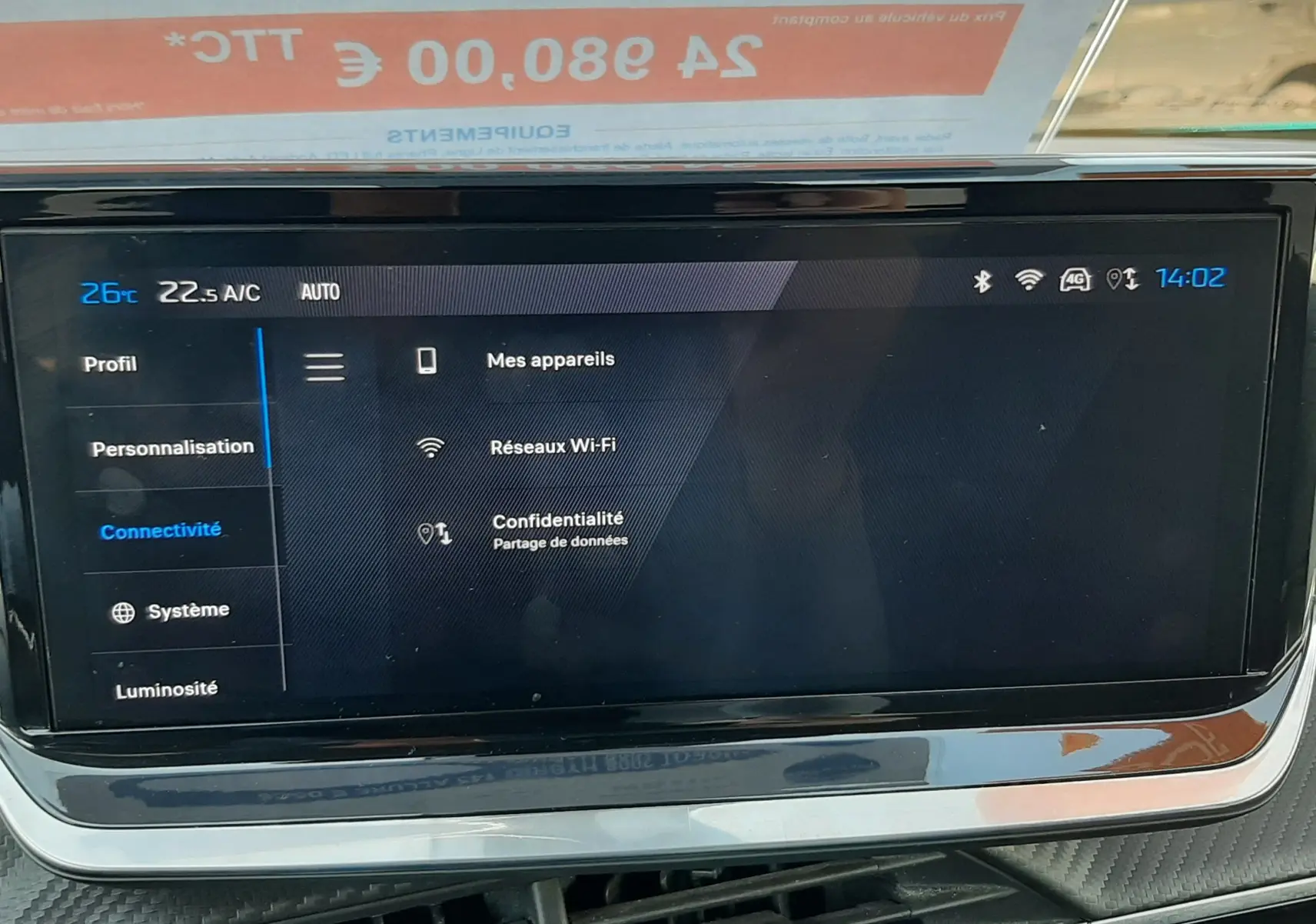 Écran tactile central du tableau de bord du Peugeot 2008 Hybrid 145 Allure, affichant les options de connectivité Wi-Fi.
