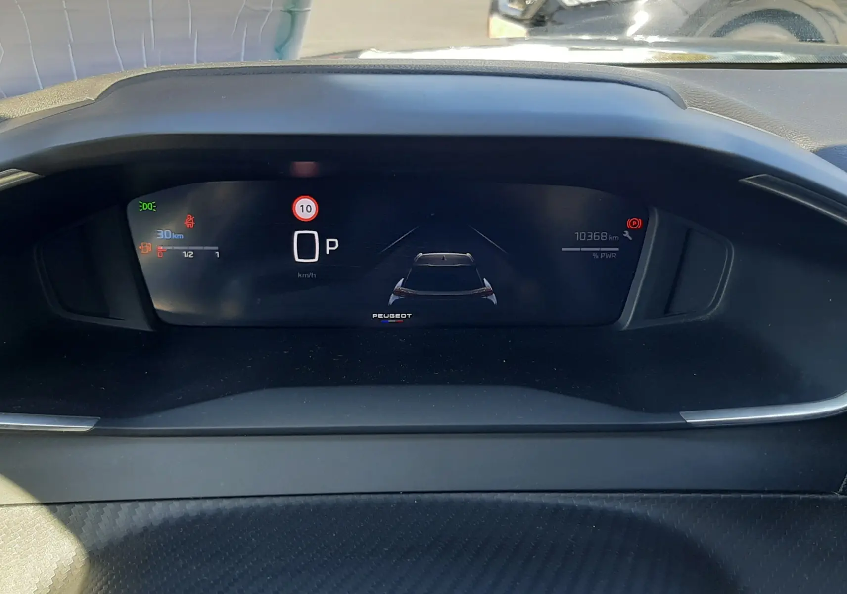 Vue rapprochée du tableau de bord numérique du Peugeot 2008 Hybrid 145 Allure en bleu obsession, affichage digital moderne.