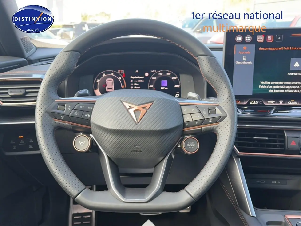 Vue intérieure centrée sur le volant cuir perforé noir du CUPRA Formentor 2.0 TDI 150 avec commandes multifonctions et écran tactile.
