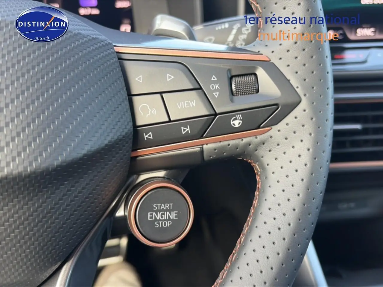 Gros plan sur le volant cuir perforé noir du CUPRA Formentor 2.0 TDI 150, avec bouton start/stop et commandes multifonctions.