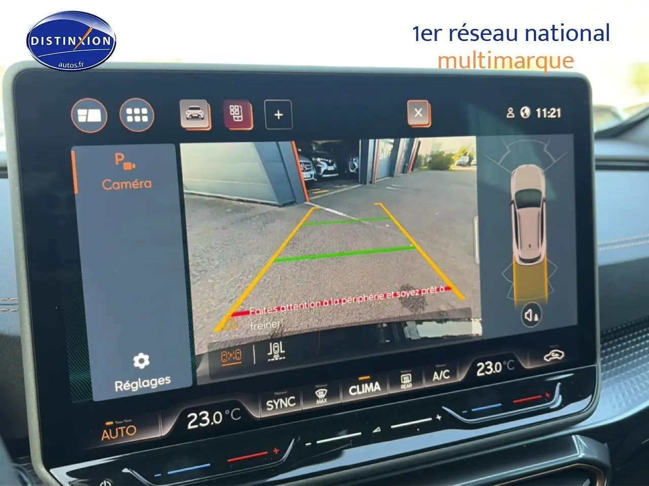 Écran tactile intérieur montrant la caméra de recul et l'aide au stationnement du CUPRA Formentor noir.