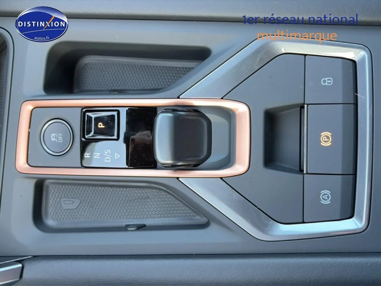 Vue rapprochée de la console centrale noire du CUPRA Formentor 2.0 TDI 150 DSG7 avec levier de vitesses électronique.