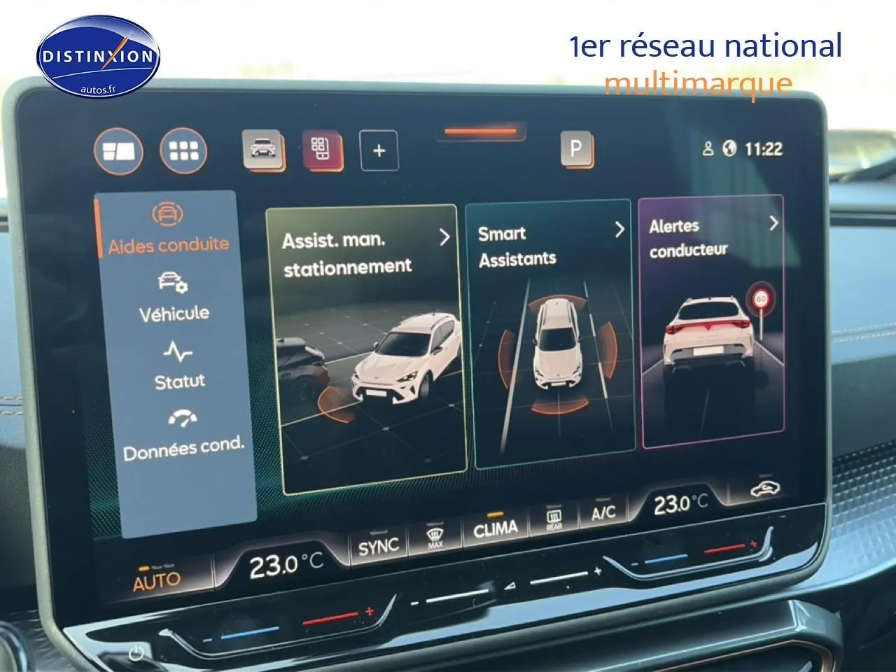 Écran tactile intérieur affichant les aides à la conduite du CUPRA Formentor noir, vue de face.