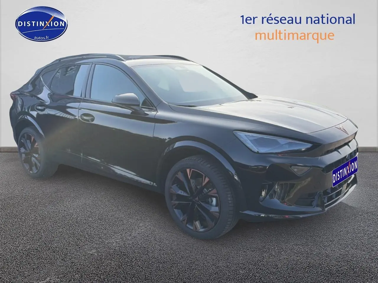 Vue 3/4 avant droite d'un CUPRA Formentor noir brillant avec jantes noires et détails cuivrés, sur fond neutre.