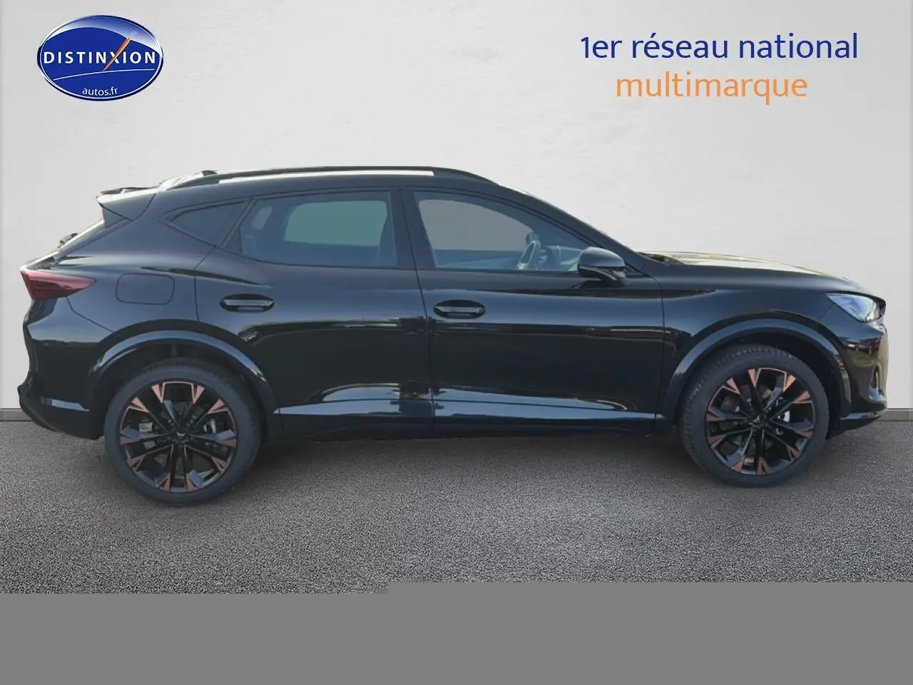 Profil droit d'un CUPRA Formentor noir 2026 avec jantes noires et détails cuivrés, sur fond neutre.