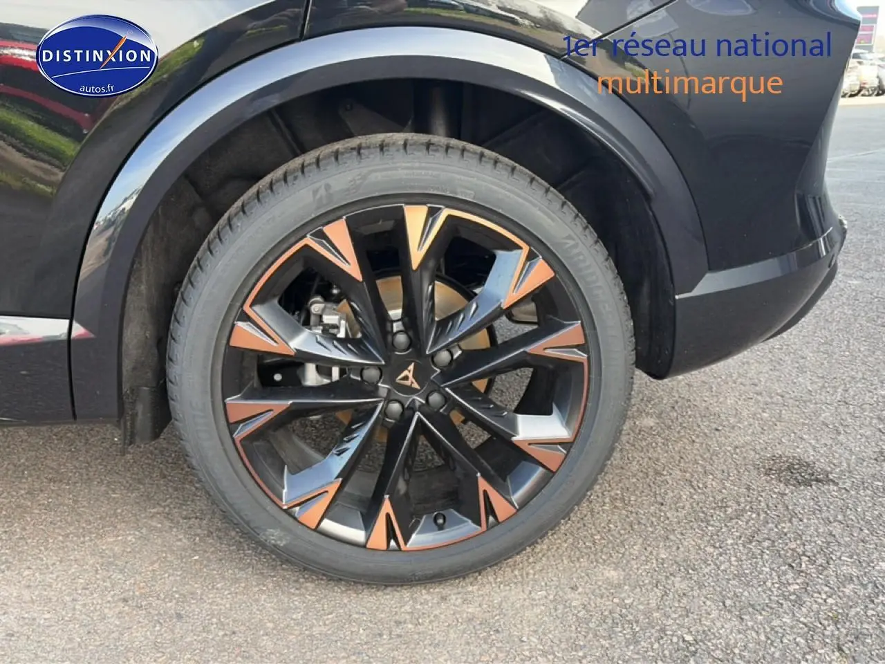 Gros plan sur la roue avant gauche noire du CUPRA Formentor 2.0 TDI 150 avec jante bicolore noire et cuivre.