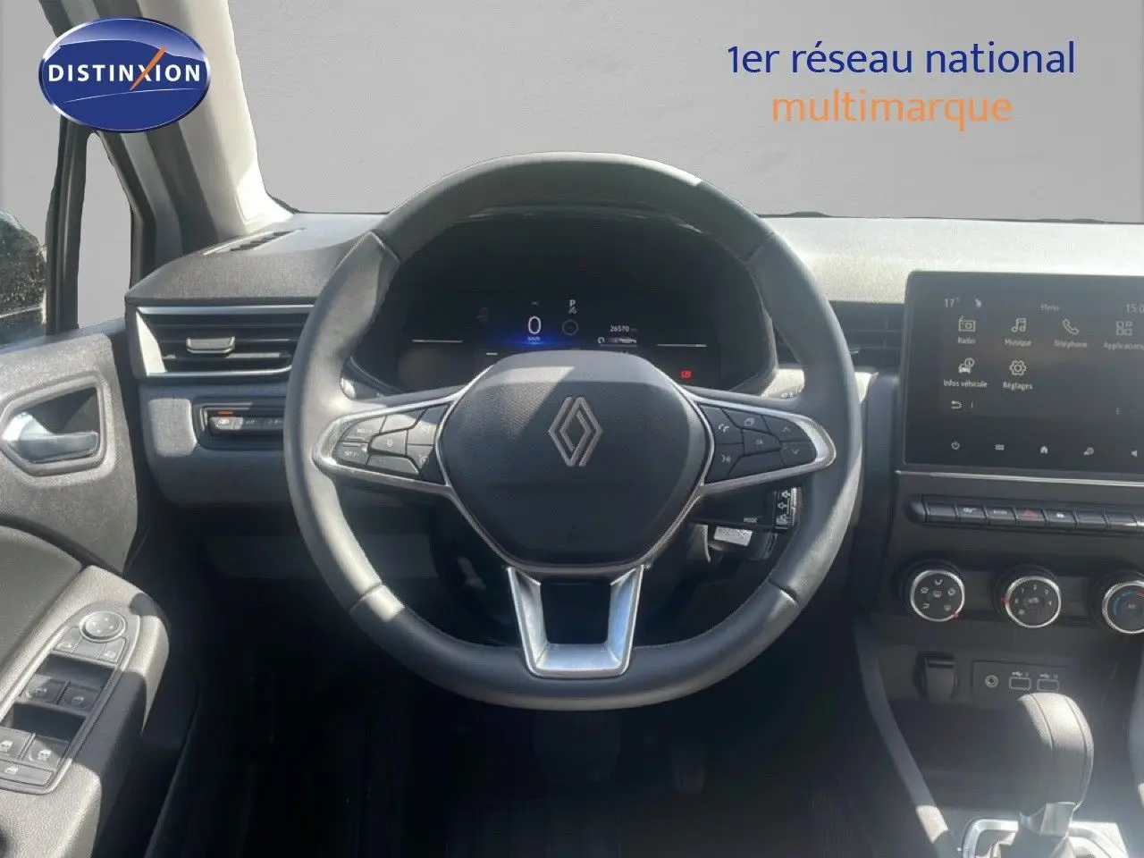 Vue intérieure centrée sur le volant multifonction et le tableau de bord numérique de la Renault Clio 2025, finition Evolution.