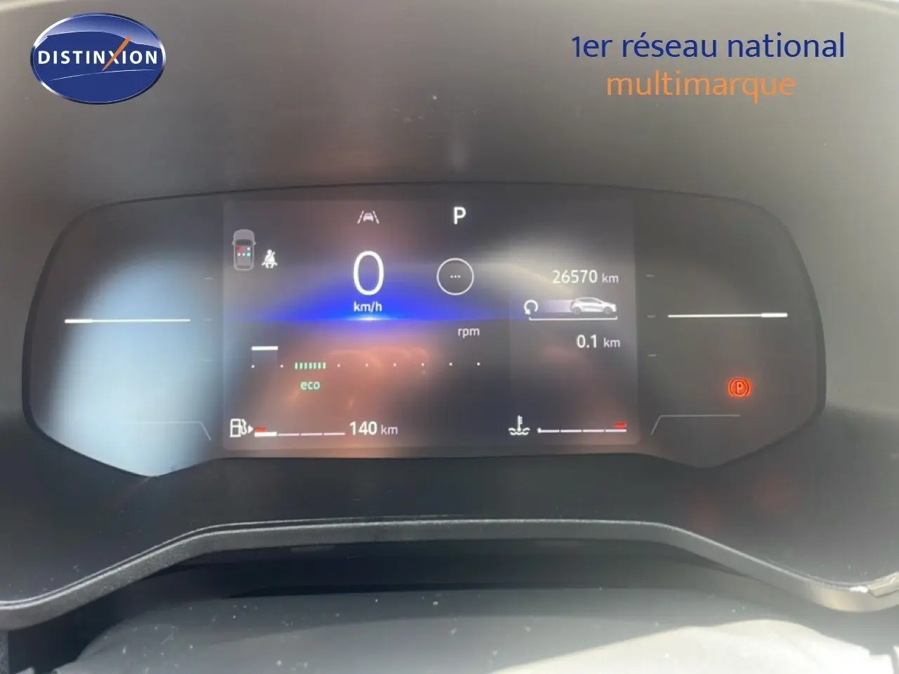 Tableau de bord numérique de Renault Clio blanc 2025, affichant vitesse à 0 km/h et 26 570 km au compteur.