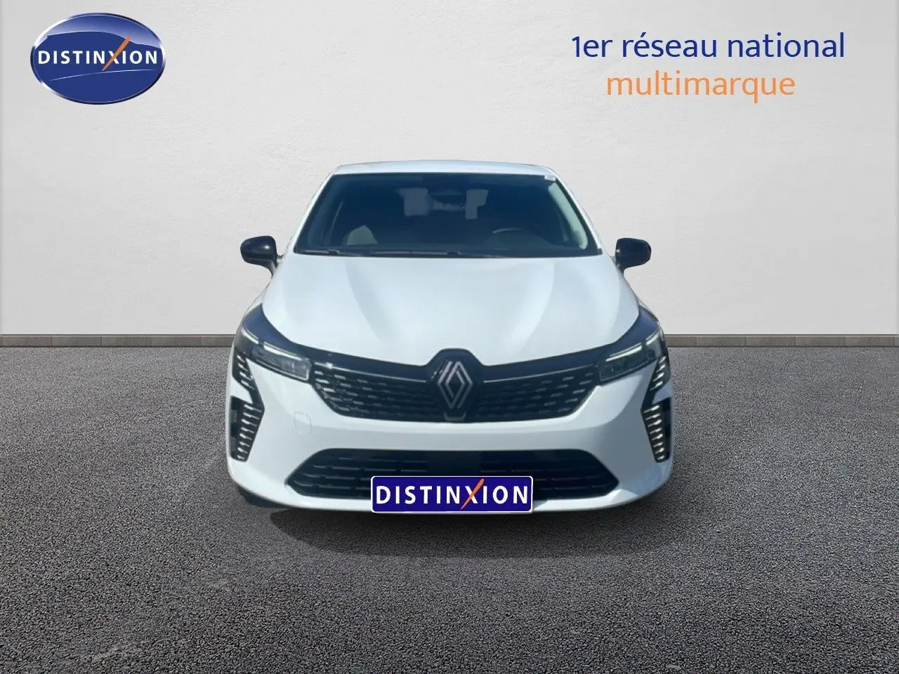 Vue frontale d'une Renault Clio blanche 2025 avec calandre noire et feux LED distinctifs, sur fond neutre.