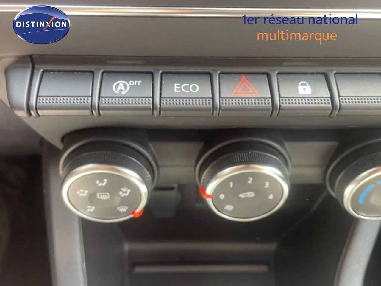 Vue rapprochée des commandes de climatisation et des boutons fonctionnels d’une Renault Clio blanche 2025.