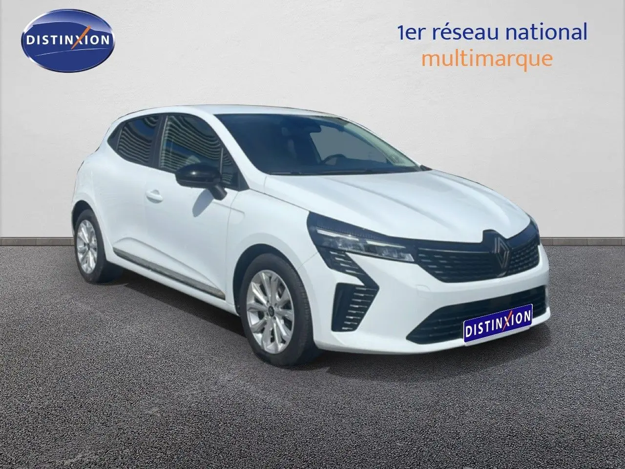 Renault Clio blanche vue 3/4 avant droit, avec calandre noire et phares LED distinctifs.
