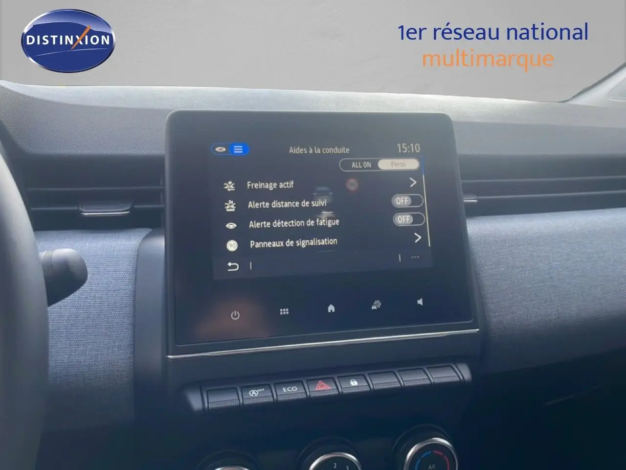 Vue rapprochée du tableau de bord de la Renault Clio 2025, écran tactile affichant les aides à la conduite.