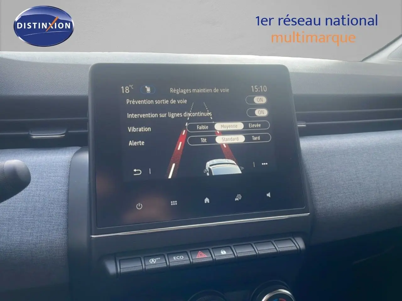 Écran tactile central du tableau de bord de la Renault Clio blanche 2025, affichant les réglages d’aide à la conduite.