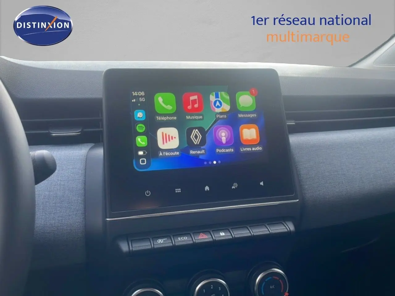 Vue intérieure du tableau de bord de la Renault Clio blanche 2025, avec écran tactile central affichant Apple CarPlay.