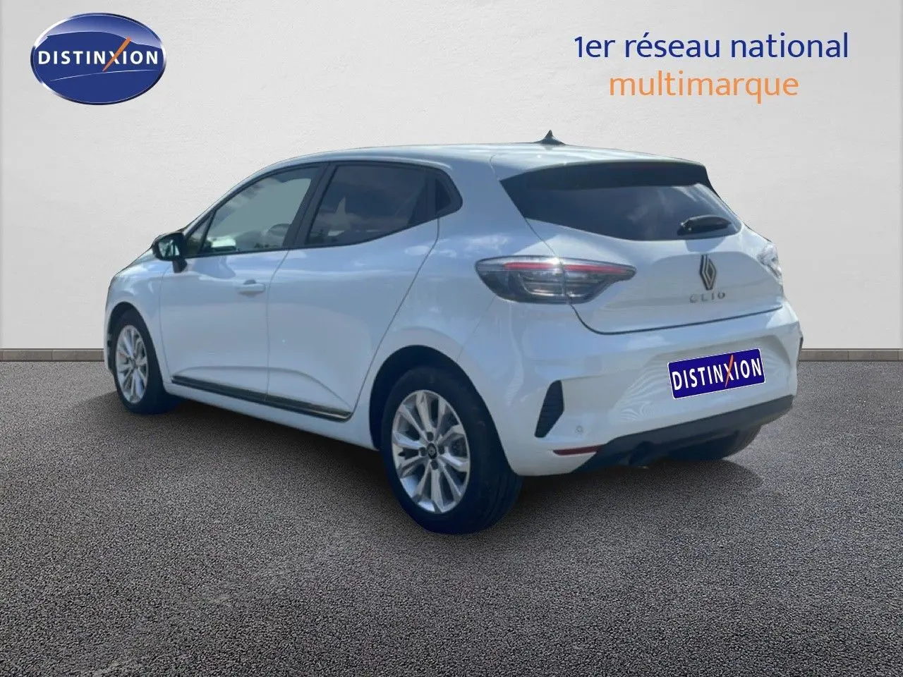 Renault Clio blanche vue 3/4 arrière droit, avec jantes alliage et vitres teintées, sur fond neutre.
