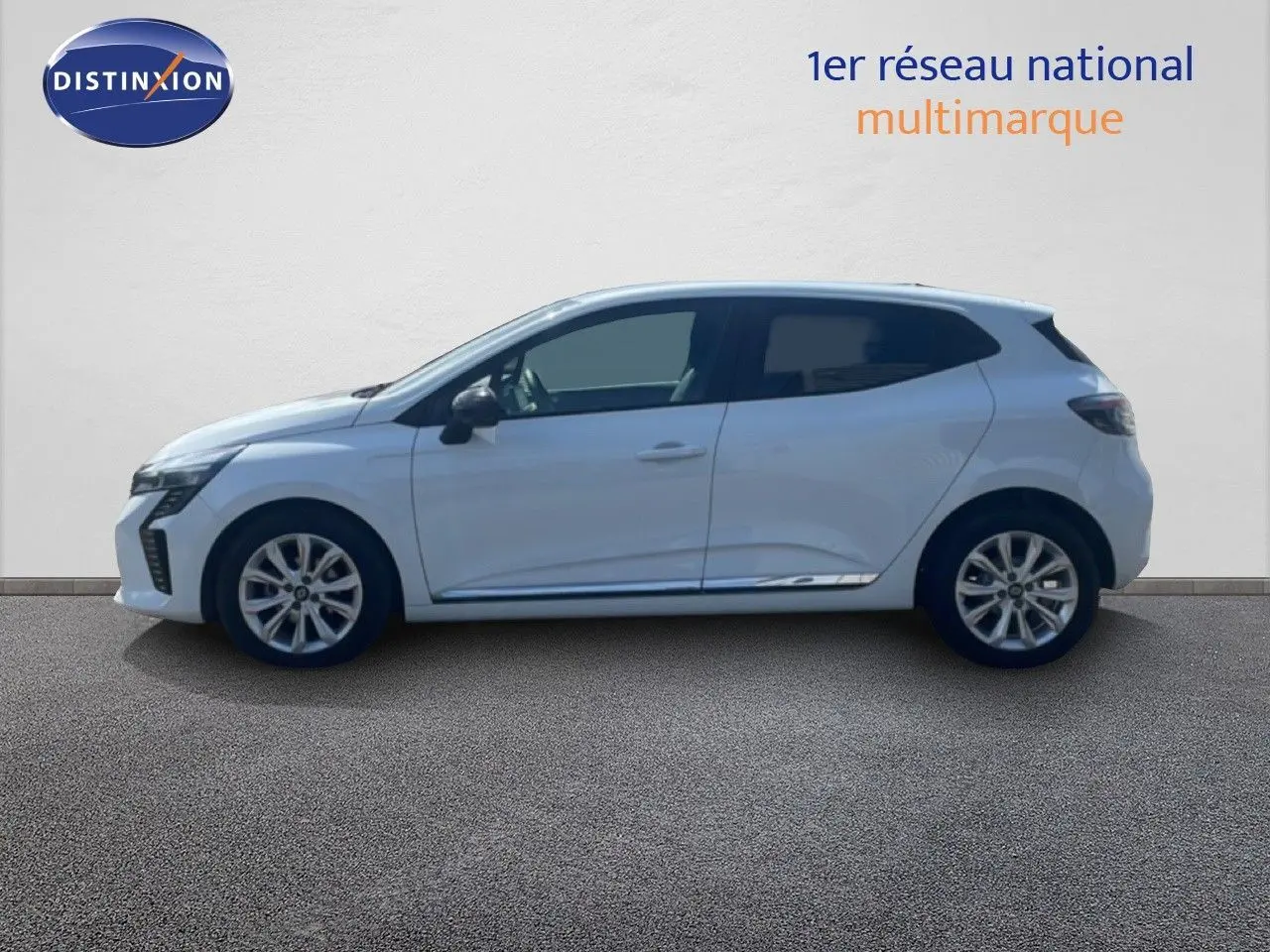 Profil droit d'une Renault Clio blanche 2025 avec jantes alliage et vitres teintées, sur fond neutre extérieur.
