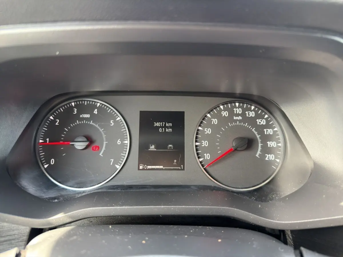 Vue rapprochée du tableau de bord noir du Renault Trafic Fourgon 2024 avec compte-tours et compteur de vitesse analogiques.