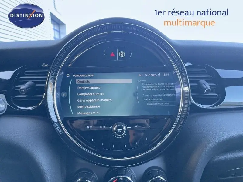 Vue rapprochée de l'écran tactile central rond du tableau de bord de la MINI Cabriolet Midnight Black II 2023.