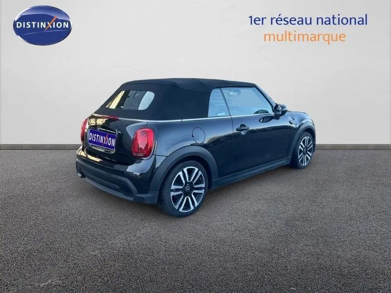 MINI Cabriolet Cooper noir Midnight Black II vue 3/4 arrière droit avec capote souple fermée et jantes alu distinctives.
