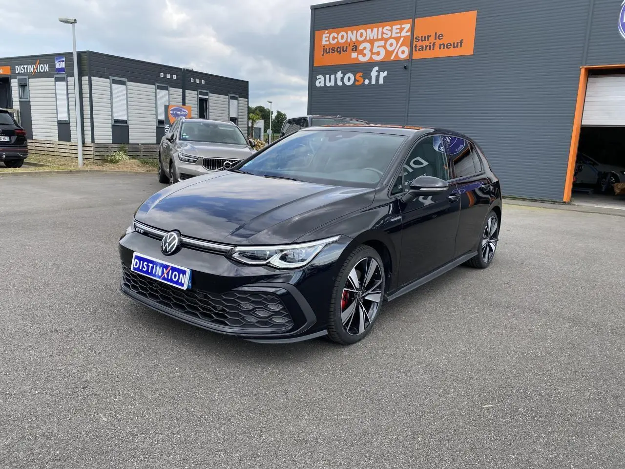 Volkswagen Golf VIII GTD noire intense métallisée vue en 3/4 avant droit avec jantes alliage 18 pouces et étriers rouges.