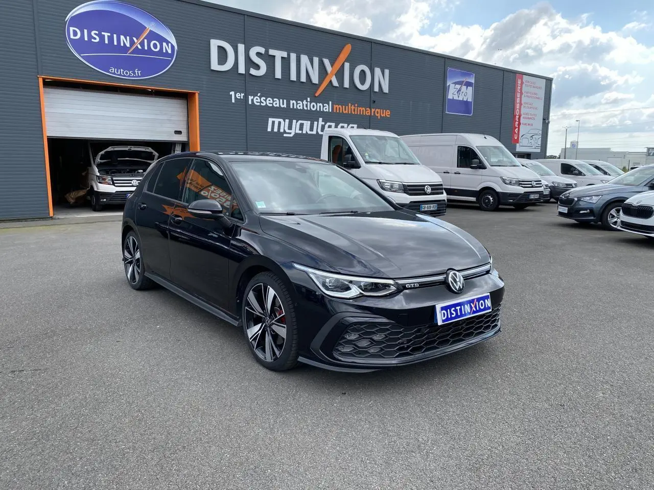 Volkswagen Golf VIII GTD noire métallisée vue 3/4 avant droit avec jantes alliage 18 pouces et étriers rouges.