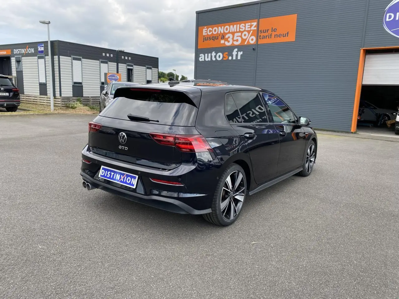 Volkswagen Golf VIII GTD noir intense métallisé vue 3/4 arrière droit avec jantes alliage 18 pouces Bakersfield.