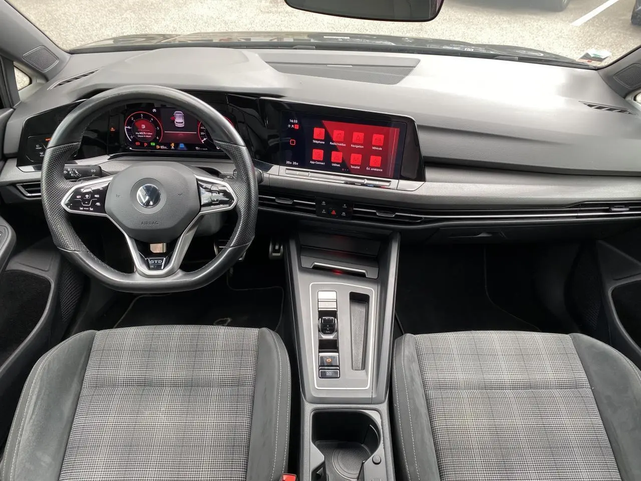 Intérieur de Volkswagen Golf VIII GTD 2.0 TDI 2022, vue frontale du tableau de bord et volant cuir GTD noir.
