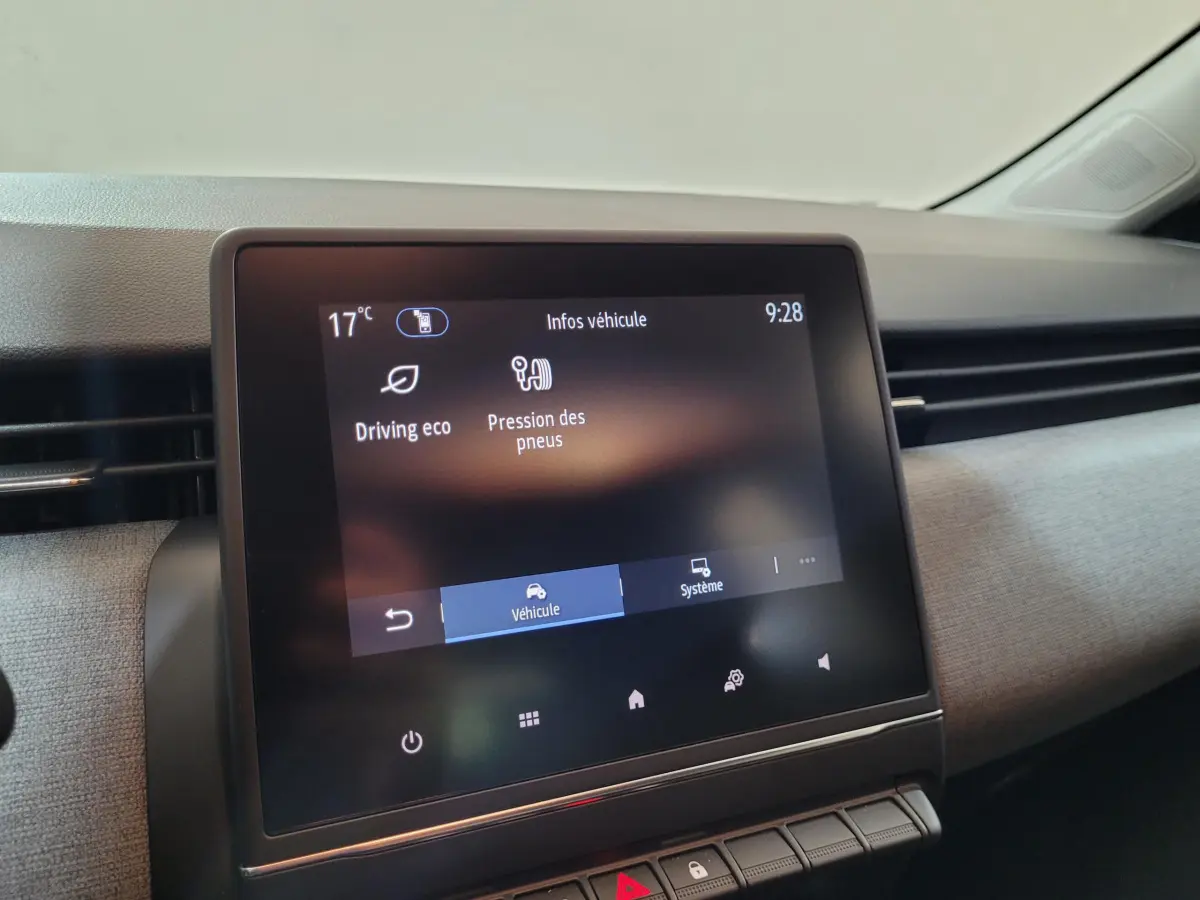 Écran tactile central de la Renault Clio gris foncé, vue rapprochée du tableau de bord côté passager.