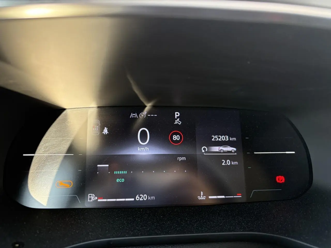 Tableau de bord numérique Renault Arkana 2025 affichant vitesse, autonomie et alertes, éclairage LED blanc.