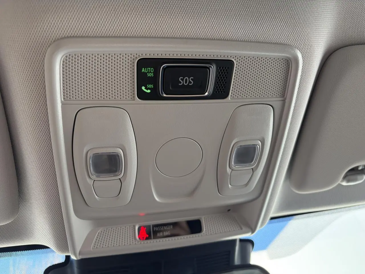 Plafonnier intérieur avec bouton SOS et éclairages de lecture dans un Renault Arkana blanc glacier 2025.