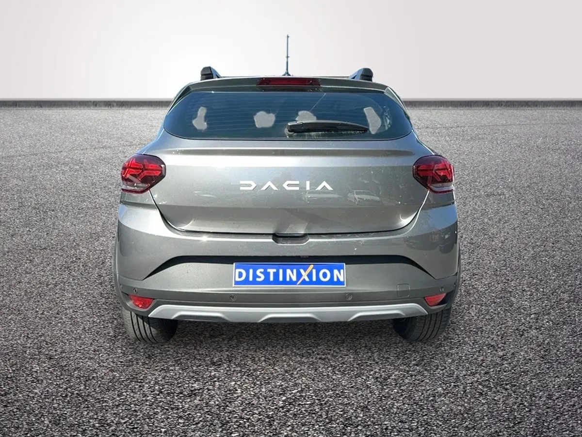 Vue arrière d'une Dacia Sandero Stepway gris foncé avec feux arrière LED et plaque d'immatriculation Distinxion.