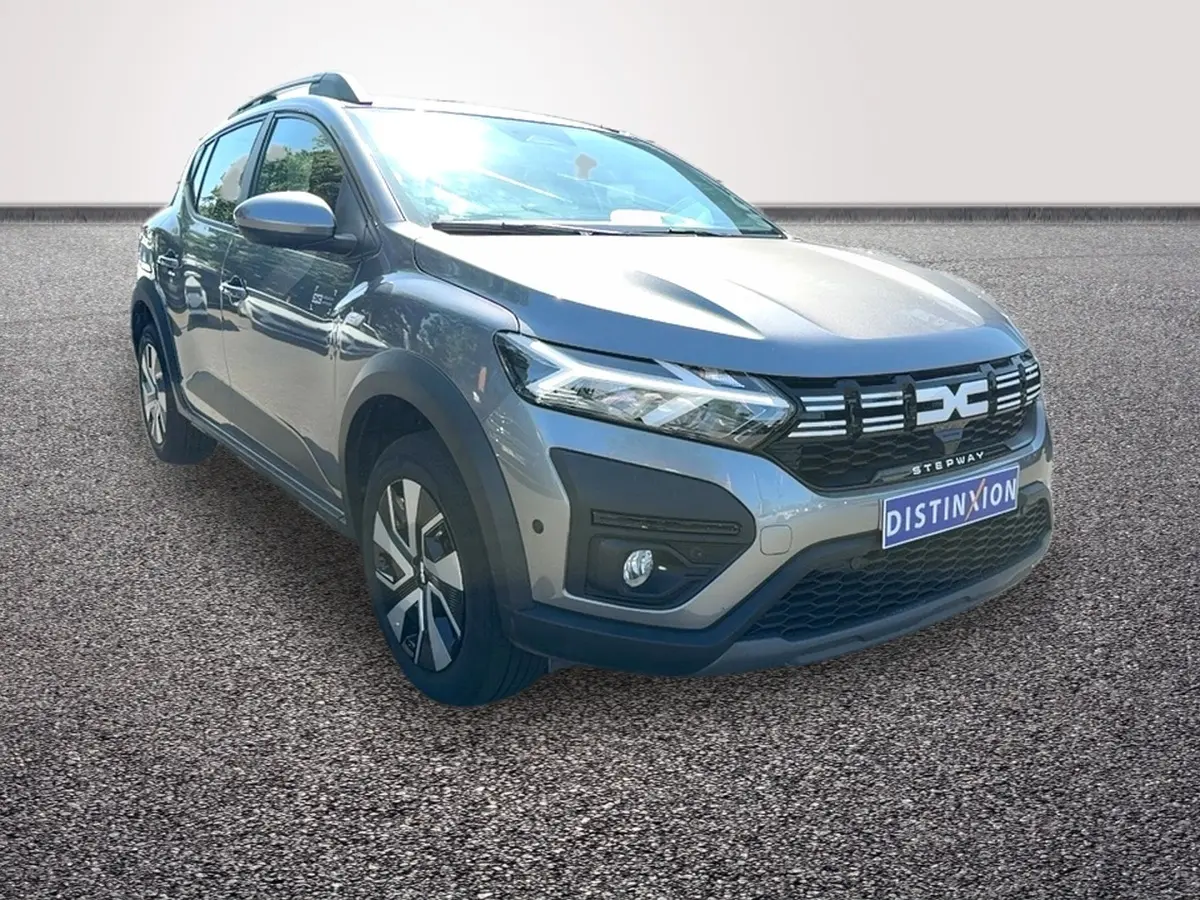 Dacia Sandero Stepway gris foncé vue 3/4 avant droit avec calandre noire et jantes alliage distinctives.