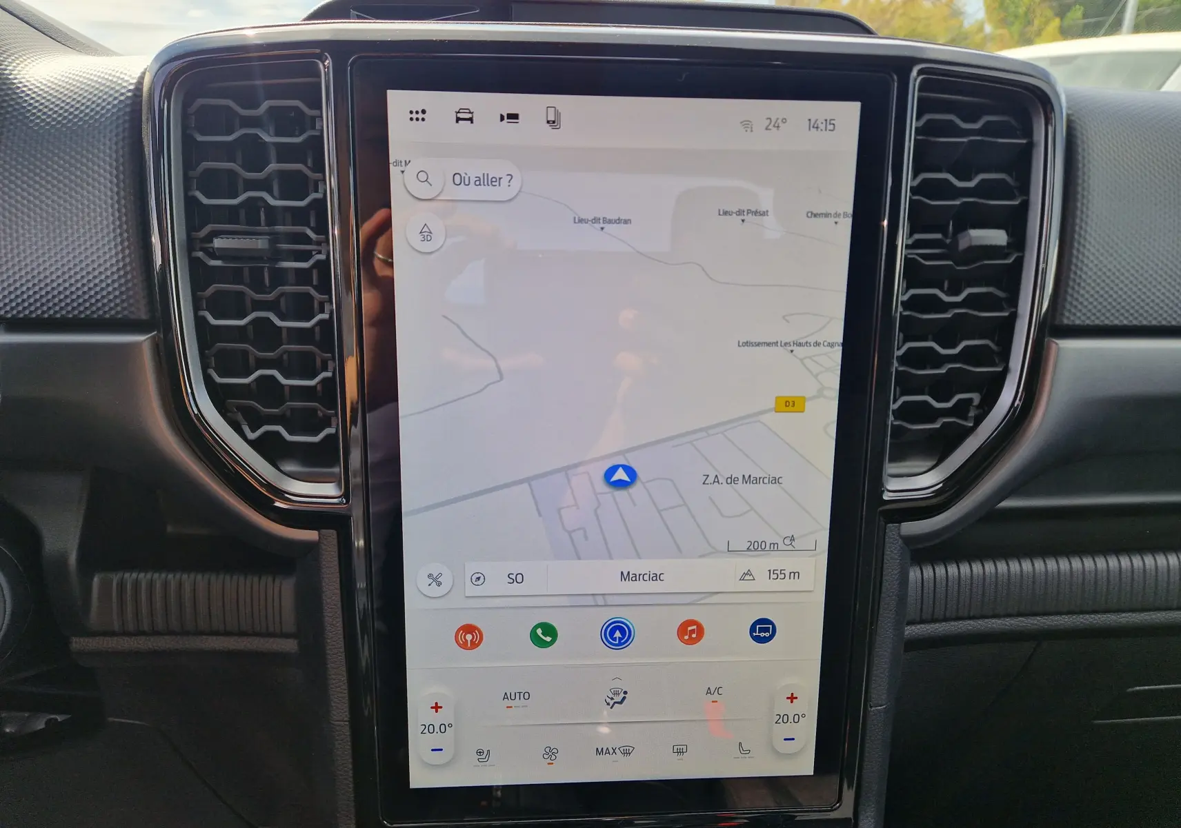 Écran tactile vertical du système Sync 4 du Ford Ranger Super Cabine, affichant la navigation GPS au centre du tableau de bord.