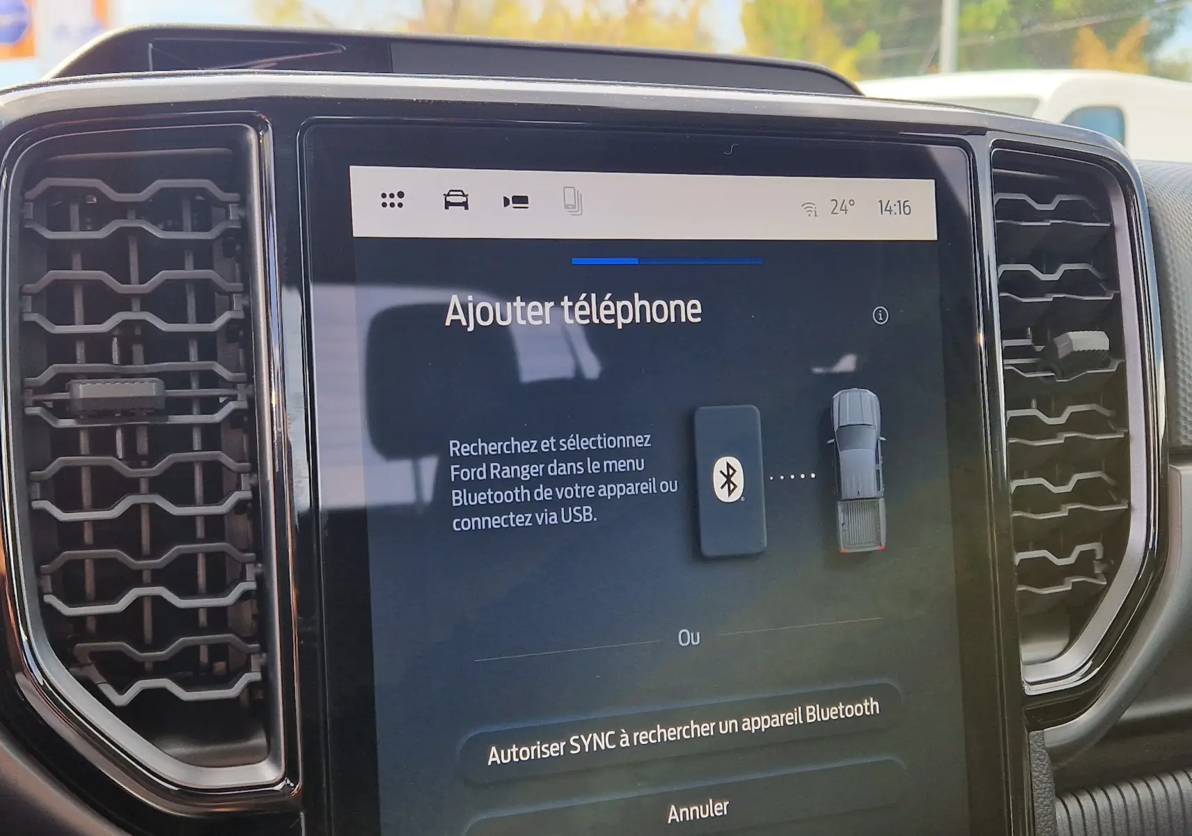 Écran tactile central du Ford Ranger Super Cabine affichant la connexion Bluetooth, entouré de grilles d'aération noires.