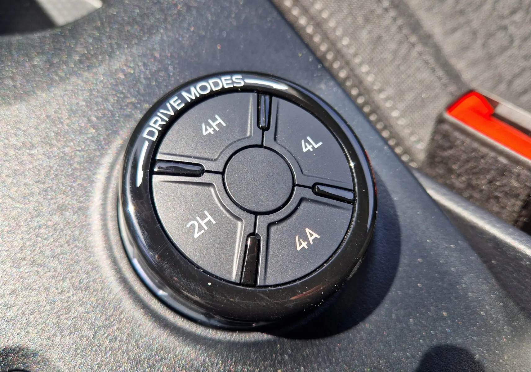 Gros plan sur le sélecteur de modes de conduite noir du Ford Ranger Super Cabine, avec options 2H, 4H, 4L et 4A visibles.
