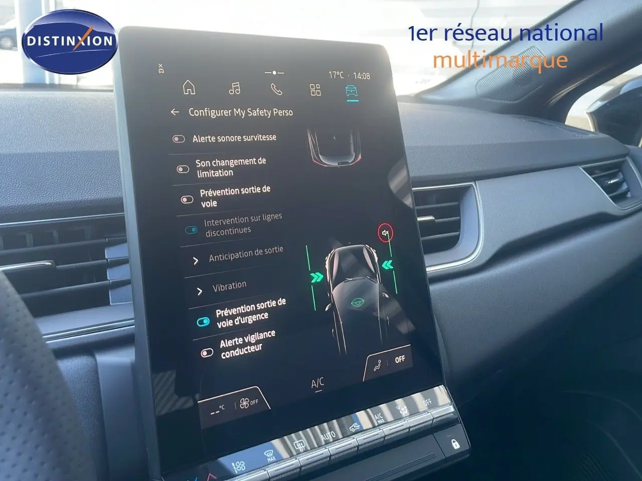 Écran tactile central du tableau de bord du Renault Captur E-Tech Hybrid 2025, affichant les options de sécurité active.