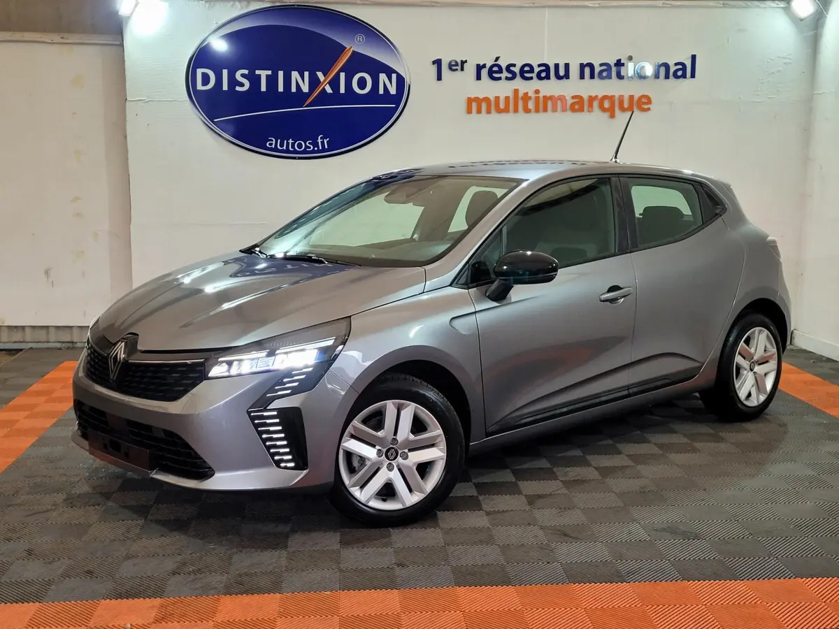 Renault Clio Evolution Blue dCi 100 gris foncé vue 3/4 avant droit avec phares LED et jantes alliage.