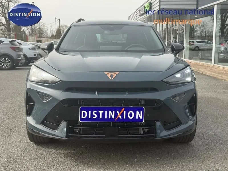 Vue de face d'un CUPRA Formentor bleu Fjord 2025 avec logo cuivré et calandre noire distinctive.